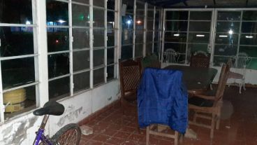 Los vidrios rotos de la casa y un ladrillo que habría usado el delincuente para entrar.