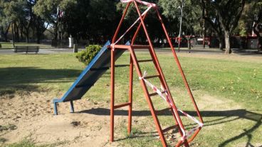 Así fueron cercados los juegos del parque Independencia.