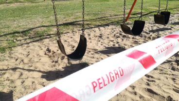 Así fueron cercados los juegos del parque Independencia.