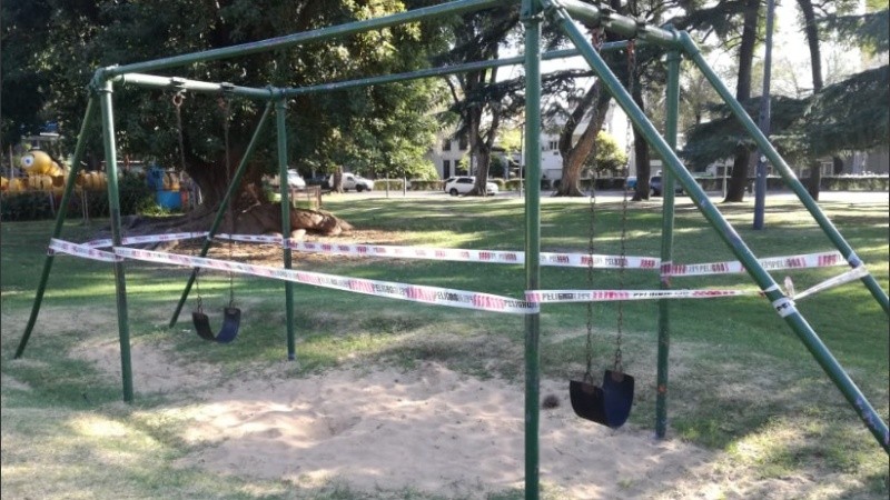 Así fueron cercados los juegos del parque Independencia.