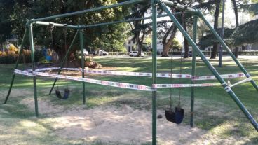 Así fueron cercados los juegos del parque Independencia.