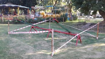 Así fueron cercados los juegos del parque Independencia.