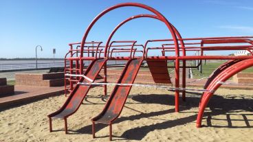 Los juegos del parque España, también cercados.