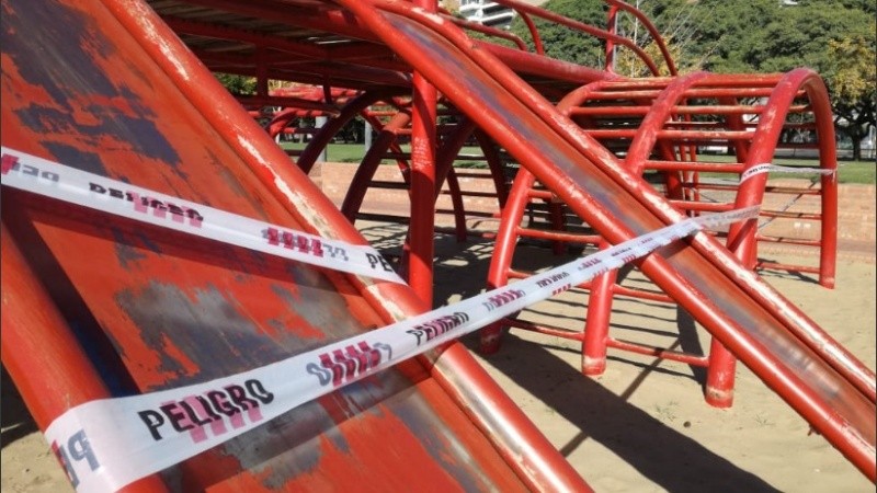 Los juegos del parque España, también cercados.