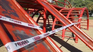 Los juegos del parque España, también cercados.