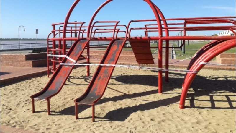 Los juegos del parque España, también cercados.