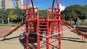 Los juegos del parque España, también cercados.