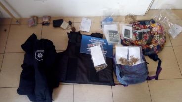 Los elementos incautados en la pensión de la zona norte.