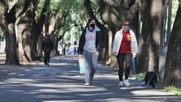 Mucha gente caminando por las calles de la ciudad.