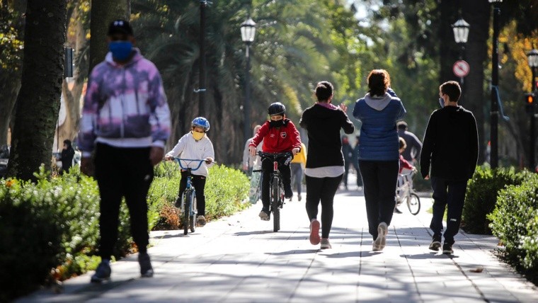 Al ritmo de nuevas propuestas, va cambiando la cartelería y la fachada de varias esquinas de Oroño.