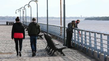 Disfrutando del sol. Así salieron los rosarinos en el primer día de caminata recreativa en la ciudad.