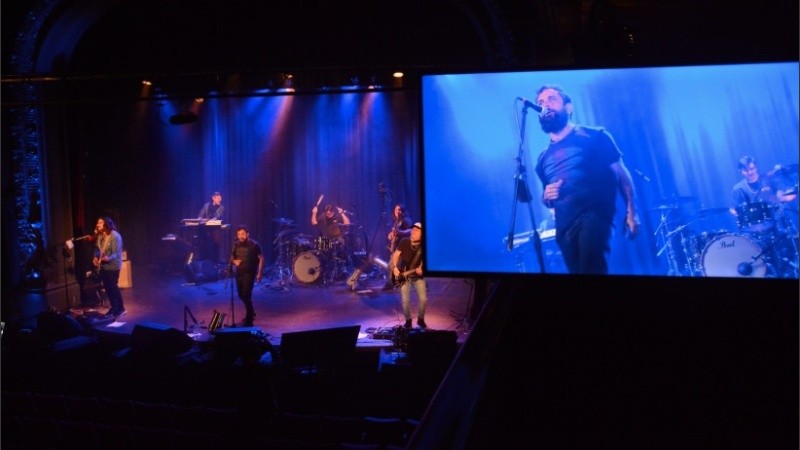 El concierto en streaming y sin público de Cielo Razzo fue la primera experiencia nacional en una sala pública.