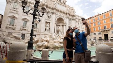 La Fontana di Trevi, en Roma, casi despoblada durante el aislamiento.