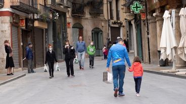 España vive su desescalada a distinto ritmo, más lento en Madrid y Barcelona.