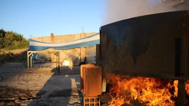 Las raciones del gran locro solidario se repartían este lunes feriado.