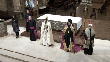 El cardenal Poli con representantes de otras religiones, en el inusual tedeum de este 25 de mayo.