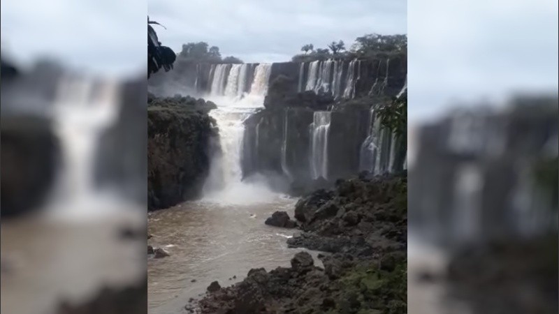 Captura del video registrado desde el puesto de control hidrológico de la Cataratas del iguazú.