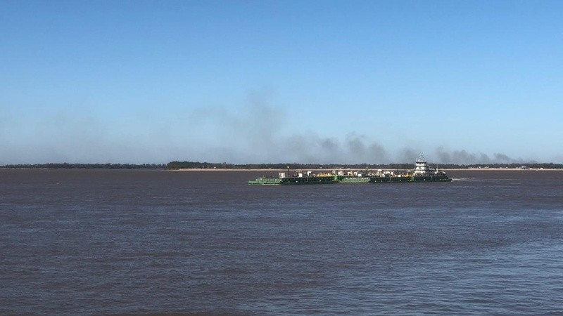 Fuego en las islas y en el aire de Rosario.