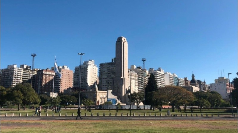 El Monumento a la Bandera, casi en soledad.