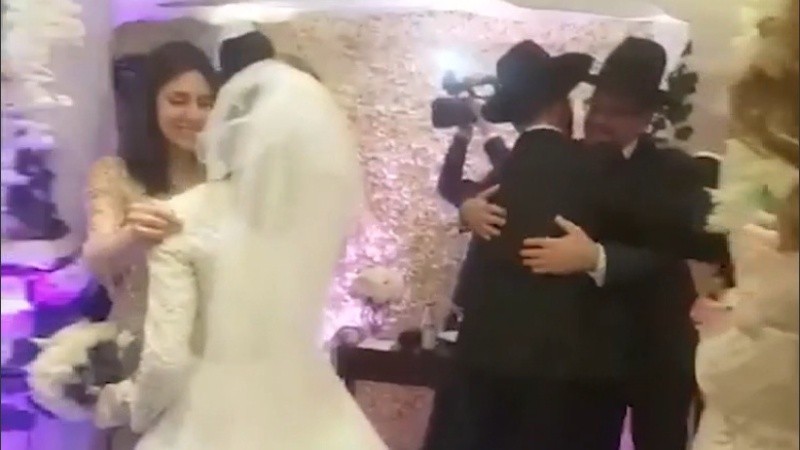 Una ceremonia con mucha gente y sin medidas de seguridad sanitaria.