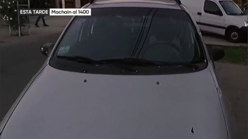Uno de los coches que terminó con impactos de bala.