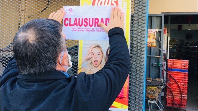 La faja de clausura en la puerta del supermercado.
