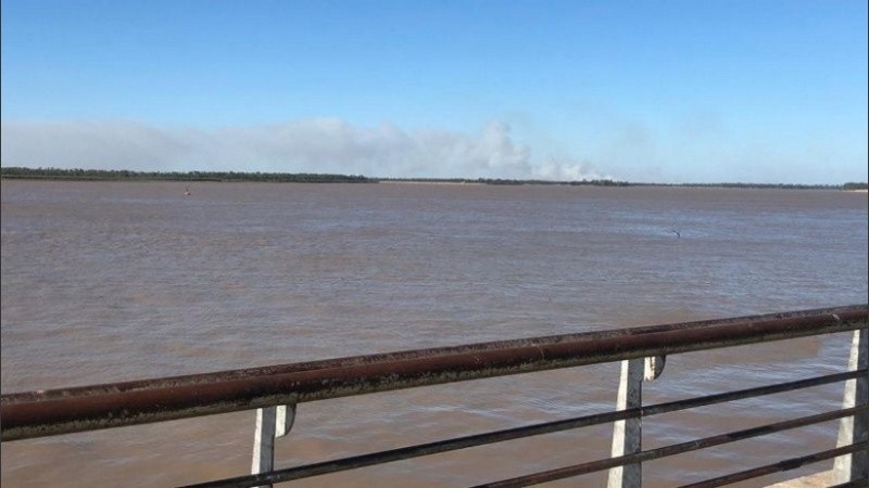 El humo cruza el río y se huele en Rosario. 