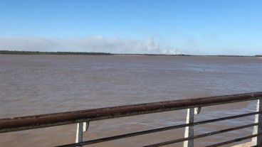 El humo cruza el río y se huele en Rosario.