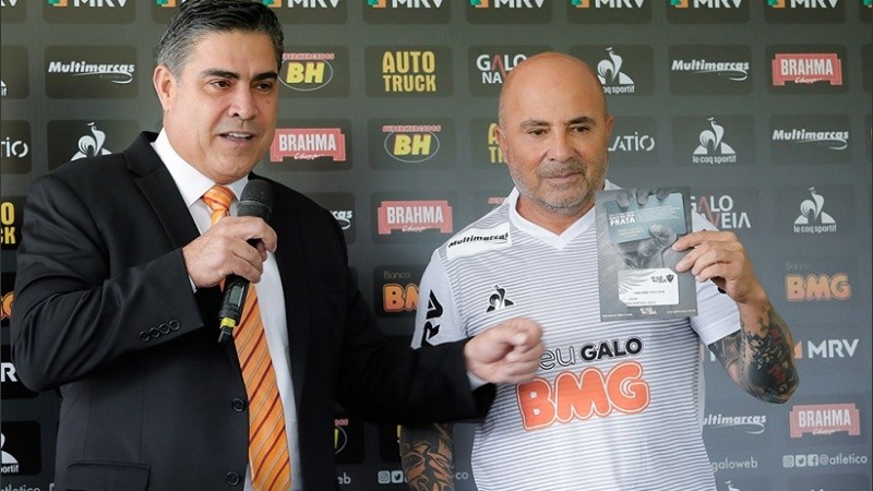 Sampaoli con el presidente del Mineiro.