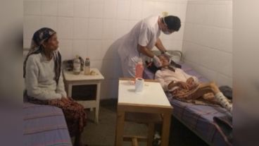 Profesionales de La Higuera asistiendo a pacientes del hospital Nueva Pompeya, de Chaco.