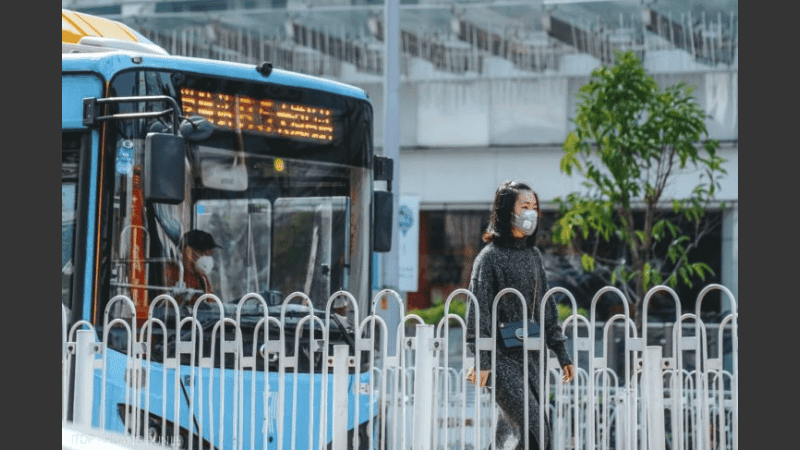 En zonas como Wuhan, los conductores deben usar tapabocas, lentes y traje de protección. 