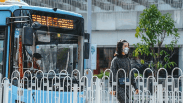 En zonas como Wuhan, los conductores deben usar tapabocas, lentes y traje de protección.