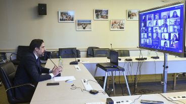 El ministro Trotta sigue consultando y evaluando el futuro regreso a las aulas.