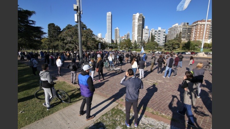 Con distancia, profesores y comerciantes se manifestaron.
