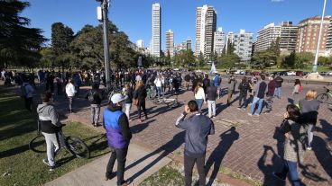 Con distancia, profesores y comerciantes se manifestaron.
