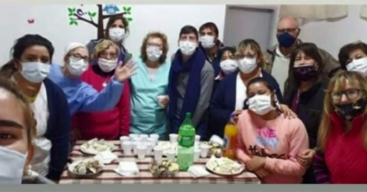 Reunión, foto y polémica por despedida a una médica que se jubiló ...