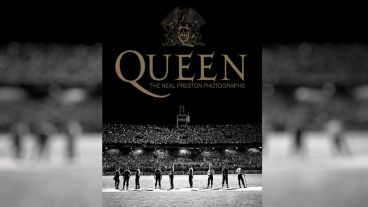 La tapa de "Queen–The Neal Preston Photographs". la foto fue tomada por Neal Preston con la tribuna que da al Club Regatas de frente.