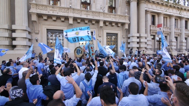 La marcha de los colectiveros siguió por la Municipalidad y por la Sede de Gobierno provincial.