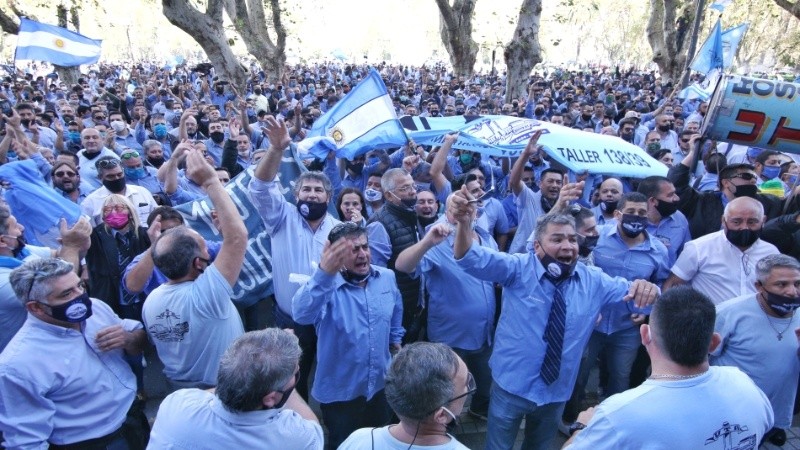 La marcha de los colectiveros siguió por la Municipalidad y por la Sede de Gobierno provincial.