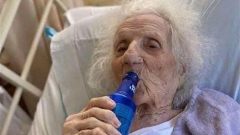 La anciana es la primera que logra superar el virus en esa residencia de ancianos.