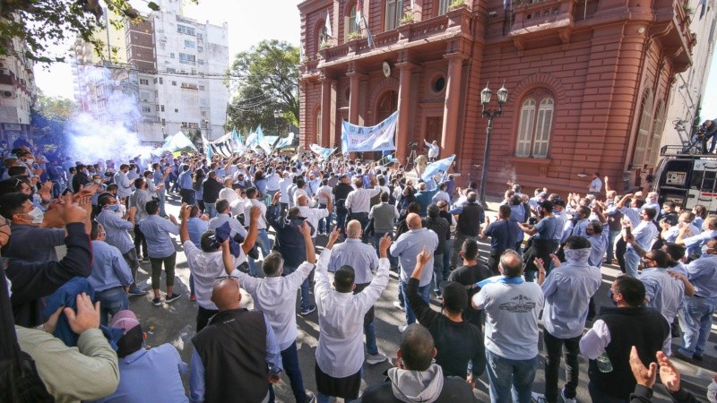 La marcha de los colectiveros pasó por la Municipalidad y por la Sede de Gobierno provincial.