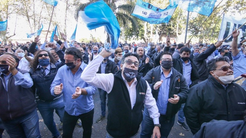 La marcha de los colectiveros siguió por la Municipalidad y por la Sede de Gobierno provincial.