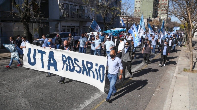 La marcha de los colectiveros siguió por la Municipalidad y por la Sede de Gobierno provincial.