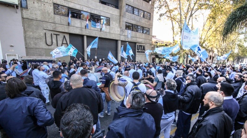 La marcha de los colectiveros siguió por la Municipalidad y por la Sede de Gobierno provincial.