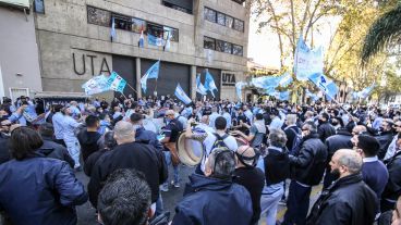 La marcha de los colectiveros siguió por la Municipalidad y por la Sede de Gobierno provincial.