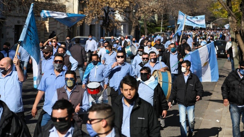 La marcha de los colectiveros siguió por la Municipalidad y por la Sede de Gobierno provincial.