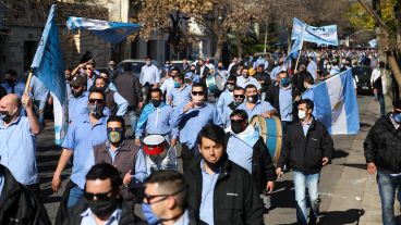La marcha de los colectiveros siguió por la Municipalidad y por la Sede de Gobierno provincial.