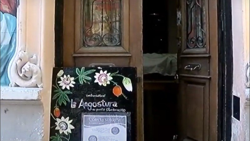 Así encontraron la puerta del local al llegar esta mañana. 