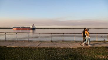 Un desagradable cielo multicolor por efecto de la quema de pastizales.