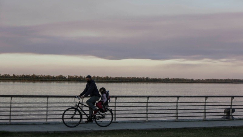 Un desagradable cielo multicolor por efecto de la quema de pastizales.